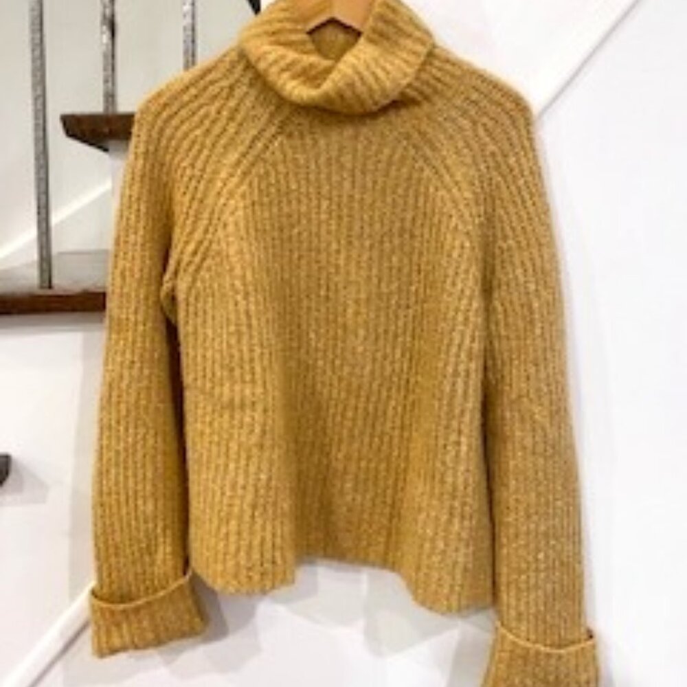 Clearout-EUC turtleneck  mustard color sz S/M